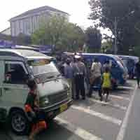 Jalur Diserobot Bus, Sopir Angkot Demo