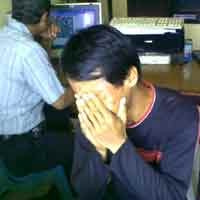 Pura-pura Tawarkan Barang, Dayat Gasak Ponsel