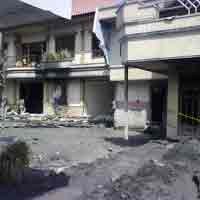 Bubble Terus Nyembur, Teras Rumah Warga Porong Amblas