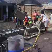 Takut Semburan Lumpur Membesar, Warga Siring Barat Ngungsi