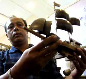 Mengolah Batok Kelapa Jadi Bernilai