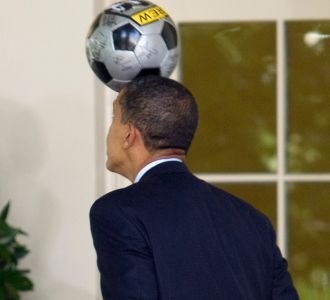 Obama Bermain Bola