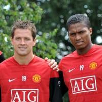 Owen-Valencia Datang, Tevez Masih Ada