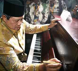 Tanda Tangan SBY di Piano Kantata