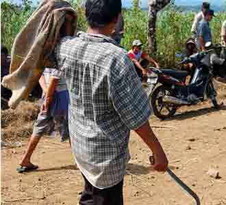 Sengketa Lahan, Warga Angkat Senjata
