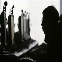 China Stop Setrum Pecandu Internet
