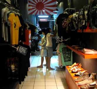 Berbelanja di Lorong Fukuya