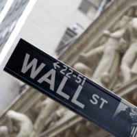 Wall Street Tertahan Data Ritel