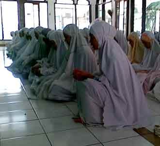 Siswa SMAN 16 Gelar Doa dan Salat Gaib