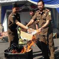 Kejari Tuban Musnahkan Narkoba dan VCD Bajakan