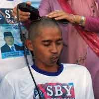 Berharap Pemerintahan SBY-Boediono Bersih, Simpatisan Cukur Gundul