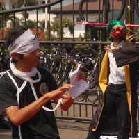 Cicak Berani Lawan Buaya di Gedung Sate