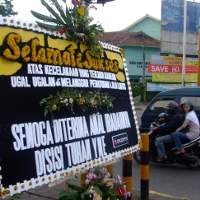 Karangan Bunga Untuk Pengendara Ugal-ugalan