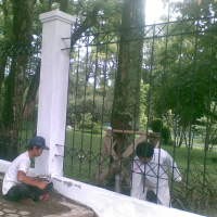 Gepeng Masuk Lewat Lubang Pagar