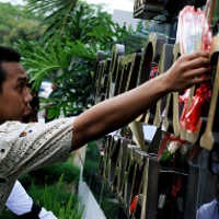 Aksi Kepedulian, Pemuda Lintas Agama Letakkan Bunga di Ritz Carlton