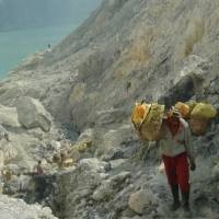 Kawah Ijen, Cerita Tentang Keindahan dan Kerasnya Hidup