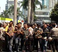 Warga Menyemut di Lokasi Ledakan