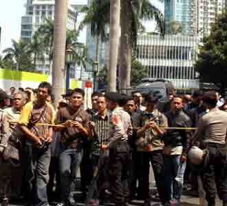 Warga Menyemut di Lokasi Ledakan