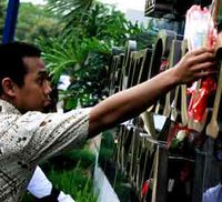 Karangan Bunga untuk Korban Bom