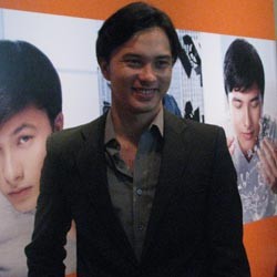 Nicholas Saputra Bangga Sejajar Dengan Pierce Brosnan