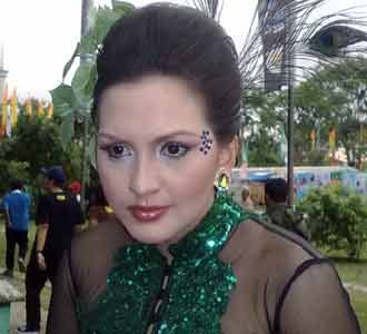 Donna Agnesia Cantik Dengan Kebaya