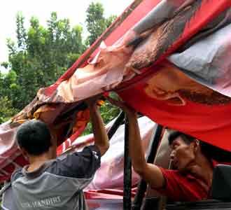 Spanduk MU di GBK Diturunkan
