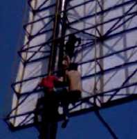 Nekat Naik Bilboard, Ragil Gemparkan Warga Jalan Sunda