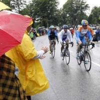 Dua Pembalap Tertembak