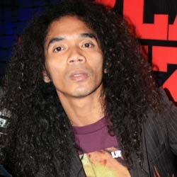 Protes Bom, Kaka Slank Pamer Bokong di TV