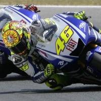 Seru, Rossi Kalahkan Lorenzo