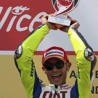 Rossi Menangi Duel Empat Pembalap