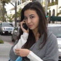 Bawa 50 Buket Bunga, Manohara Jenguk Korban Bom di RS MMC