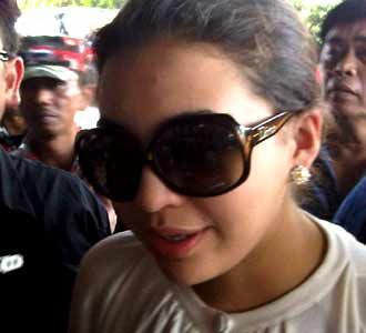 Manohara Jenguk Korban Bom