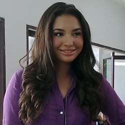 Bawa 50 Buket Bunga, Manohara Jenguk Korban Bom di RS MMC