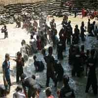 Warga Ngawi Ramai-ramai Ikuti Ritual Awet Muda