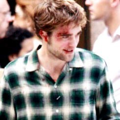 Robert Pattinson Memar dan Berdarah di Remember Me