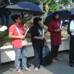 Ibu-ibu Berpayung Hitam Beri Mawar Merah untuk Jaksa