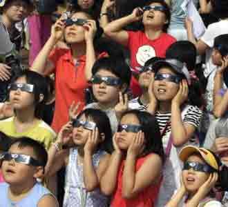 Menonton Gerhana Matahari Total