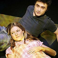 Daniel Radcliffe Betah di Pelukan Perempuan Lebih Tua