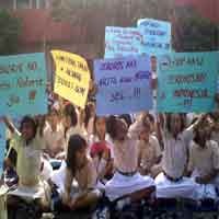 Ratusan Siswa Kecam Ledakan Bom Jakarta