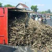 Truk Muat Tebu Diseruduk Dump Truk, 3 Orang Luka