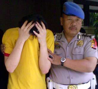 Polisi Ciduk Pengeder Ekstasi