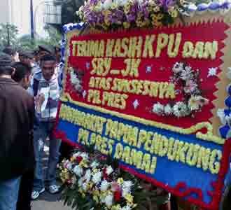 Masyarakat Papua Kirimi KPU Bunga