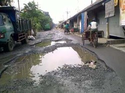 Jl H Nawi Cilandak Berlobang Makan Korban Pengendara Motor