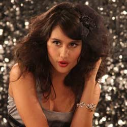 Cinta Laura Kutuk Teroris!