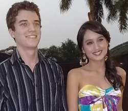 Lagi, Cinta Laura Digandeng Bule 