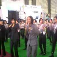 Hilangkan Penat, TNI-Polri Digoyang Mbah Surip