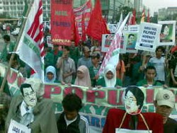 Ratusan Pendemo Desak Mega-JK Terima Hasil Pilpres