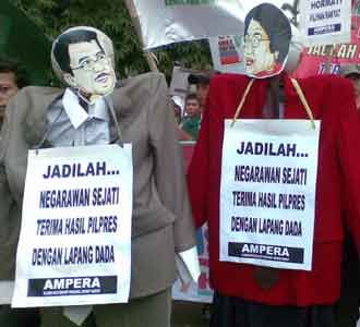 Boneka Mega-JK Berdemo