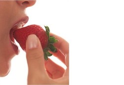 Gigi Putih dengan Ampas Strawberry